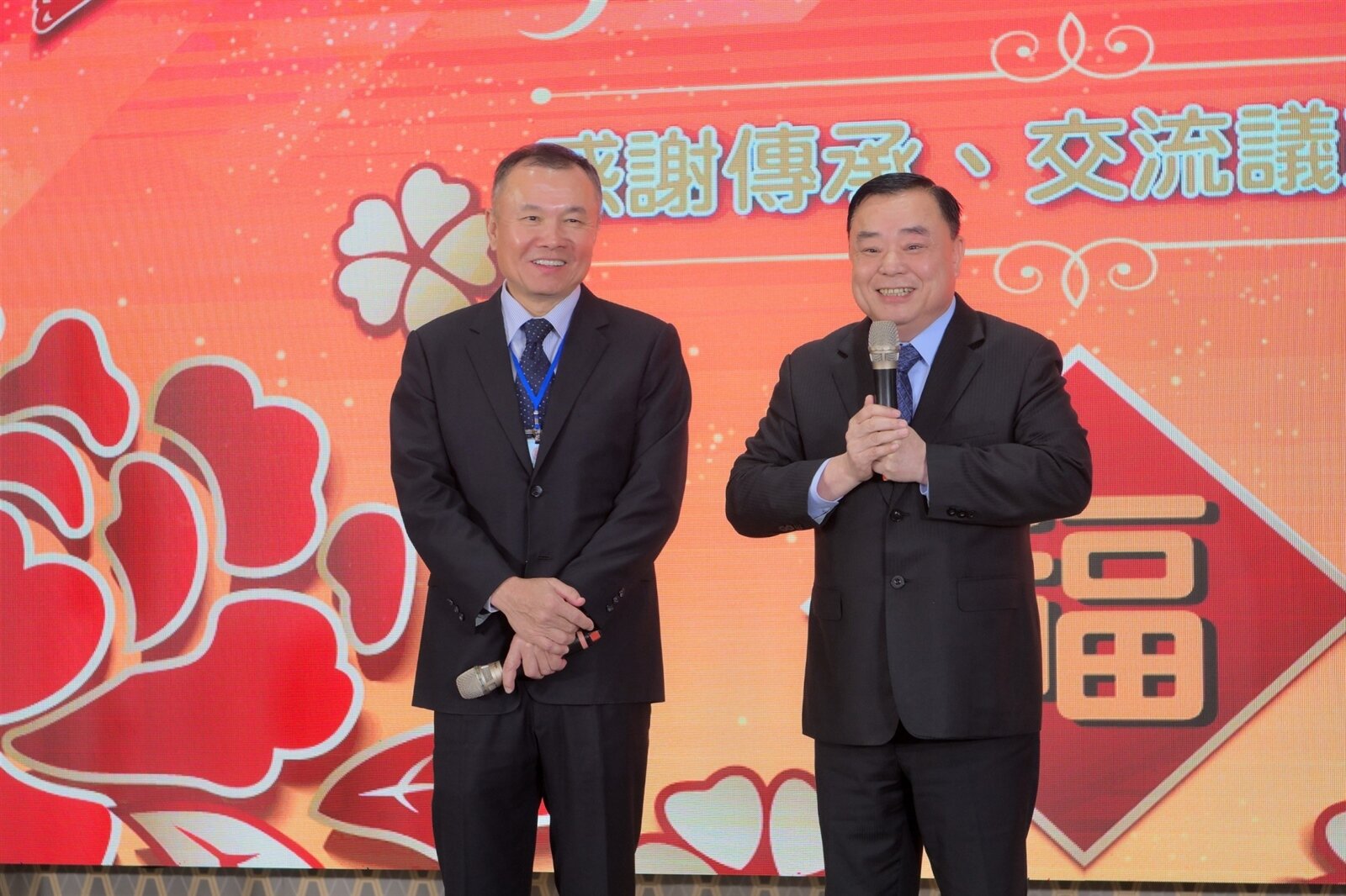 桃園市議長邱奕勝代表議會熱情的歡迎歷屆議員的到來。圖:議會提供