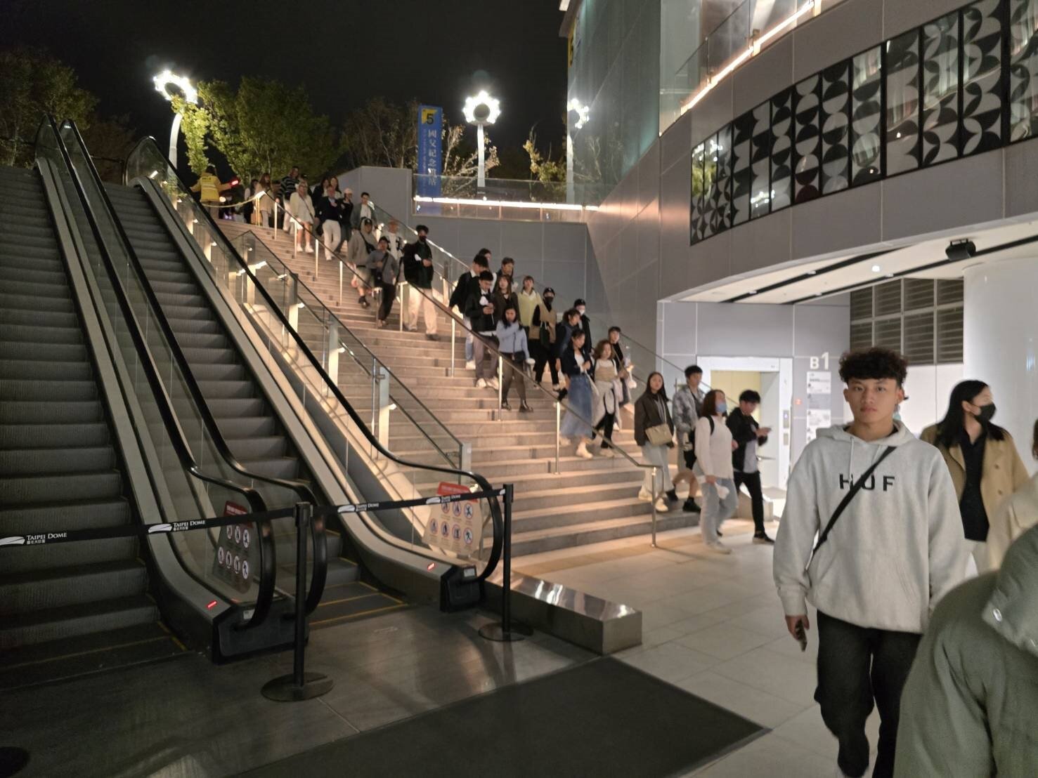 捷運國父紀念館站為了避免人潮推擠,關閉電扶梯。記者邱書昱/攝影