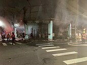 高雄美妝店傳火警　一片火海照亮夜空…火滅整間店燒光光