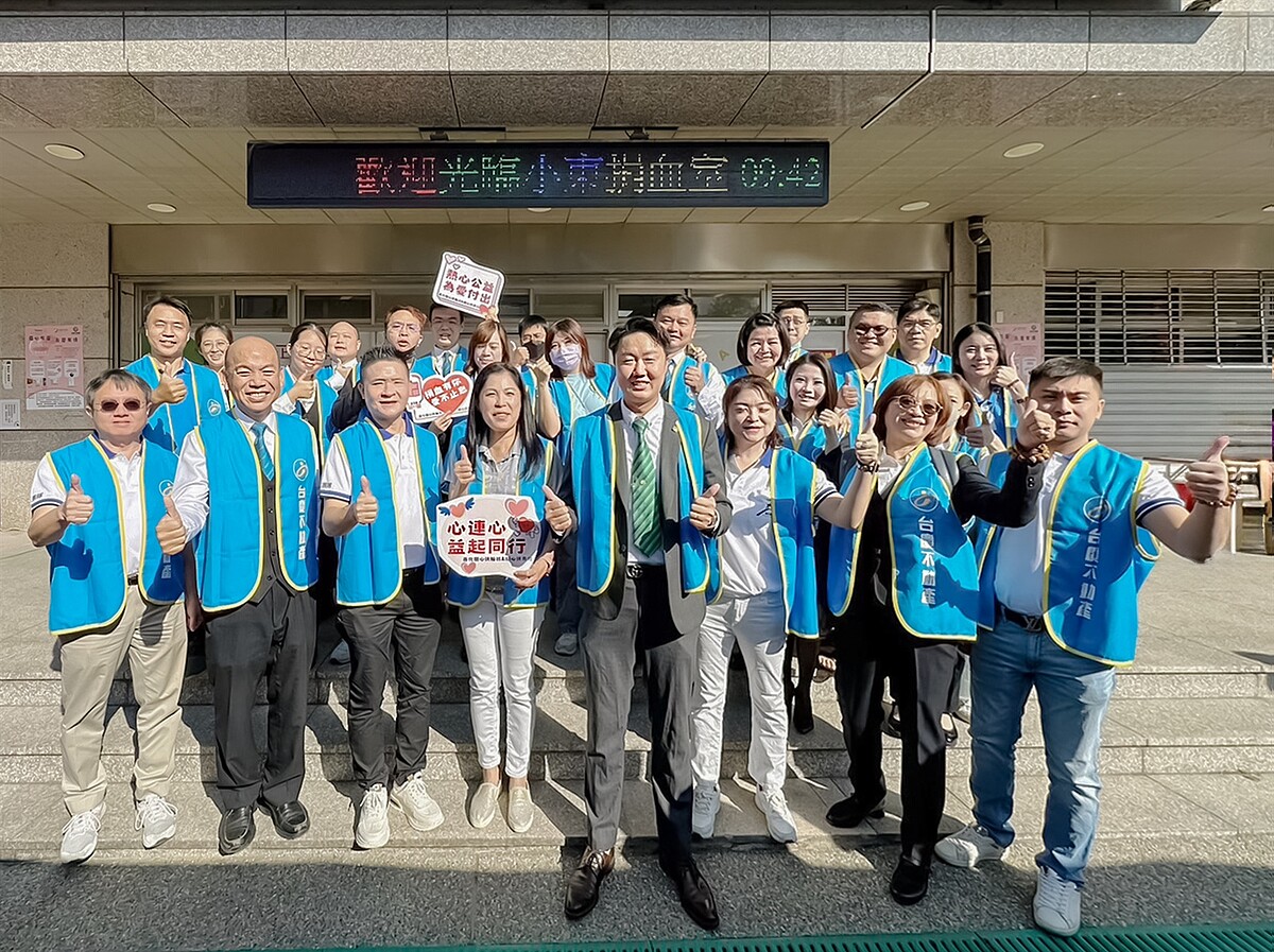 有巢氏房屋、台慶不動產台南區經管會舉辦捐血活動,冬日送暖為台南血庫募集398袋熱血。圖/永慶房產集團提供