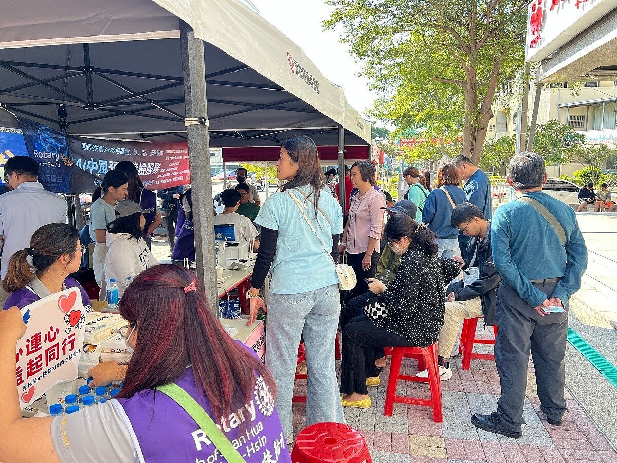 捐血活動吸引上百位熱心公益的民眾,現場更有預防中風、乳癌篩檢,讓民眾助人、也助己。圖/永慶房產集團提供