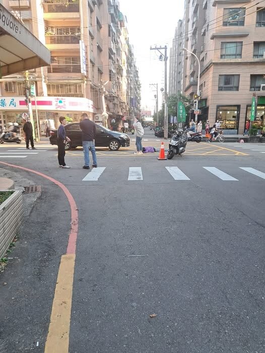 黃女駕駛自小客車不慎與正在穿越路口的67歲傅姓女子發生碰撞。圖:翻攝自臉書內壢大小事