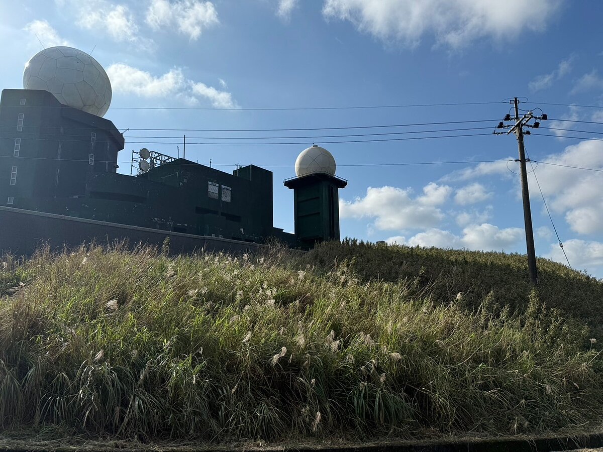 抵達五分山氣象雷達站即著抵達五分山的頂點,此處也是絕佳的賞芒景點之一。圖/綠美化環境景觀處提供