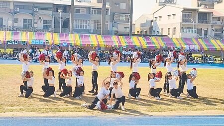 嘉義女中6日歡慶103周年校慶,師生同跳啦啦隊,嗨翻全場。(廖素慧攝)