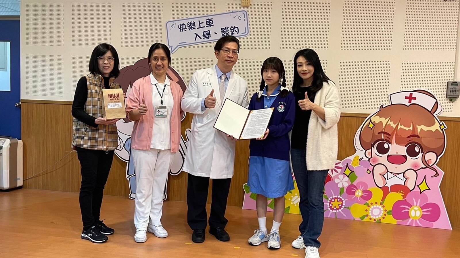 恩主公醫院副院長吳長晉、護理部主任蔡玟純和人資室主任王碧娥親臨現場,參與「113學年第二屆新生專校護理專班合約書頒發典禮」。圖:新生醫專提供