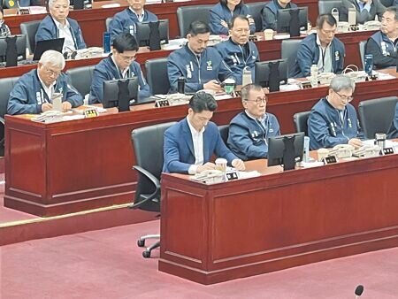 市政總質詢6日落幕,台北市長蔣萬安(前排左一)表示,城市的進步就像馬拉松,要靠一步一腳印踏實累積。(張珈瑄攝)