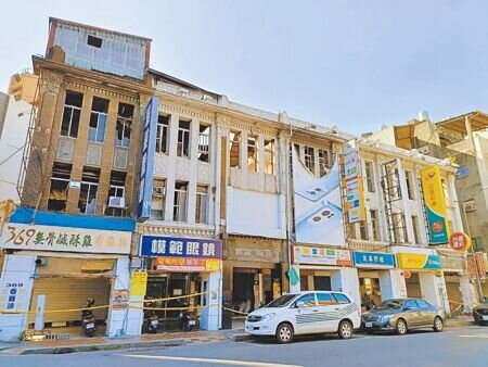 「八卦園旅館」位處彰化市火車站前精華區光復路上,因受火災波及,部分建物受災嚴重。(葉靜美攝)
