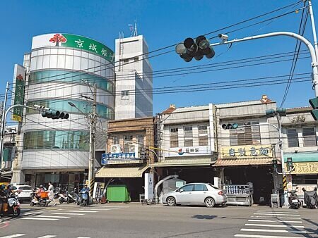 南科效益持續發威,近日有南部建商大手筆以每坪83萬元買下善化區中山路的8間店面,把善化「蛋黃區」地價的天花板推到8字頭新高,攪亂現有行情,引起在地建商熱議。(寶智華攝)