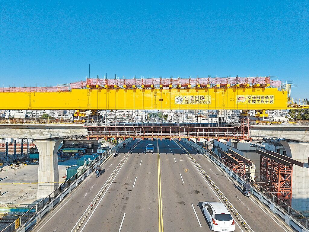 嘉義市鐵路高架化工程6日北興陸橋上空完成跨越合龍作業。圖／嘉市府提供
