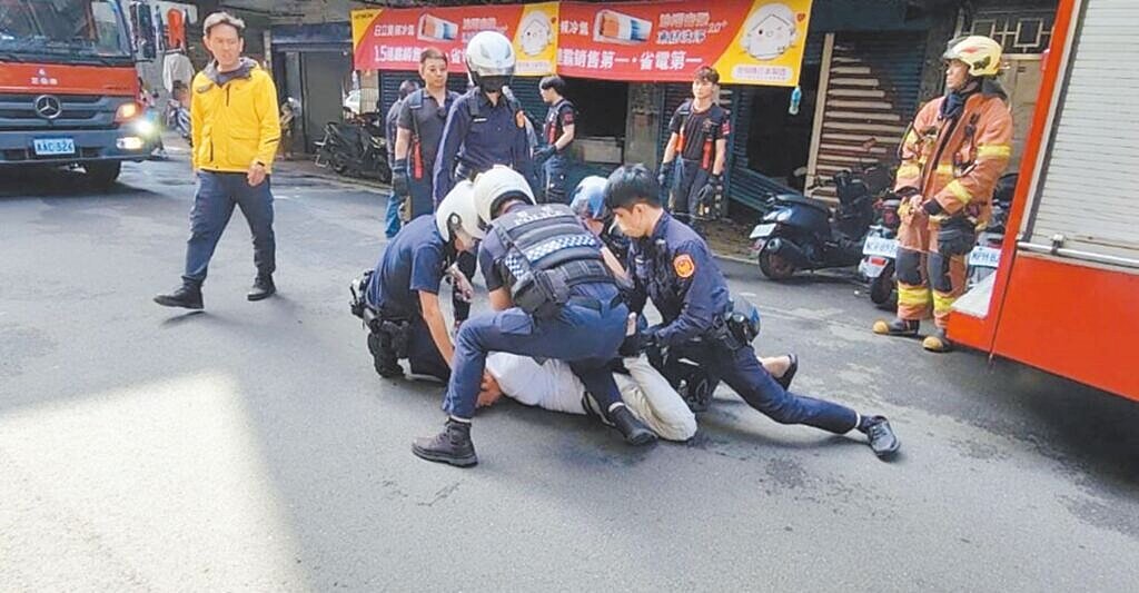 新北市中和區6日傳出民宅火警,想不到火勢撲滅後,屋主竟持刀向消防員揮砍,所幸及時遭到壓制,並沒有造成進一步危害。圖/民眾提供