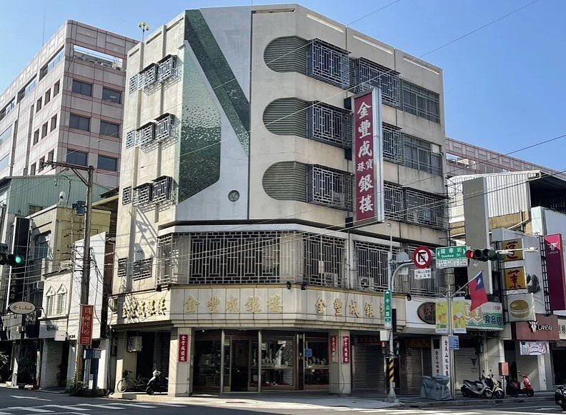 嘉市「地王」由中山路兩側東起國華街西至忠義街商業區的榮段2小段70-22地號土地、「金豐成銀樓」蟬聯,每平方公尺31萬5324元,每坪約104 萬元。圖/嘉市府提供