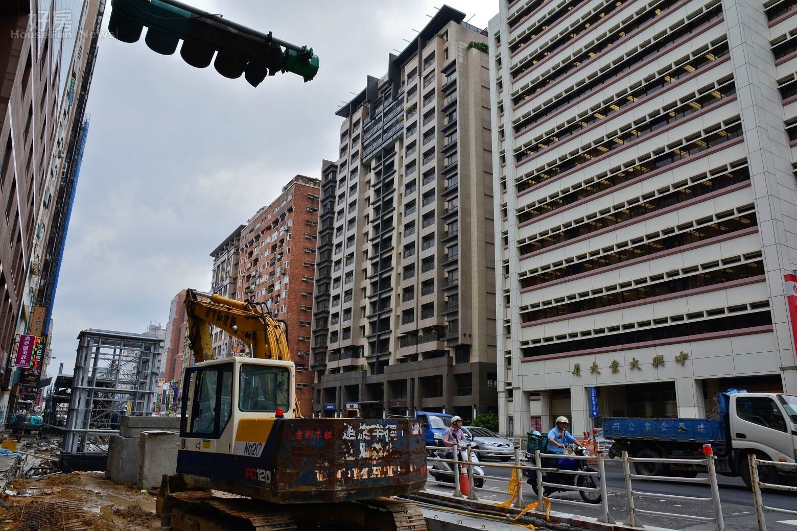 藏富,南京東路五段捷運宅,捷運施工情境圖,挖土機與街景。(好房News記者 陳韋帆/攝影)