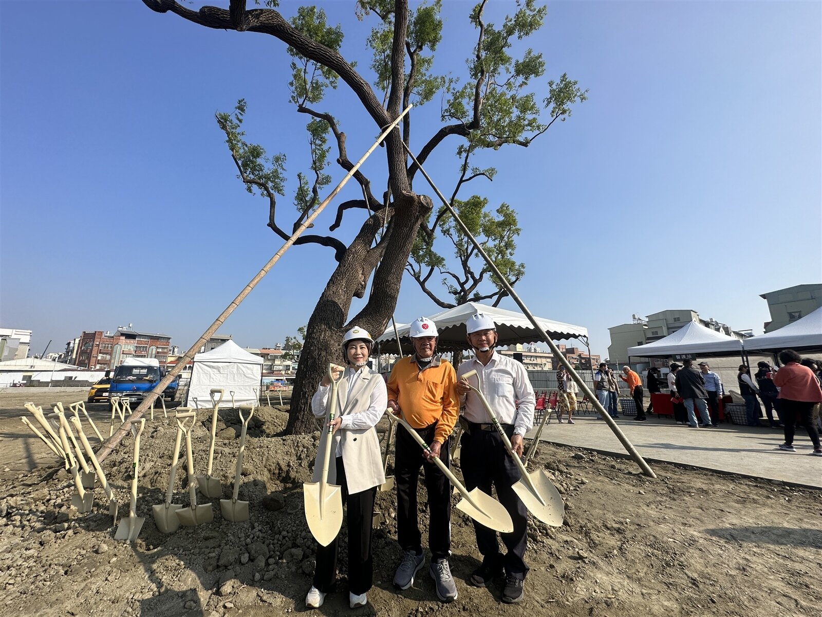 三棵老樟樹樹齡約60到80年,移植重劃區內公園綠地,縣長周春米(左)今出席植樹典禮,當年種樹的里民如今已92歲的陳其春(中)也特別出席,右為新生里長邱正誠。記者劉星君/攝影