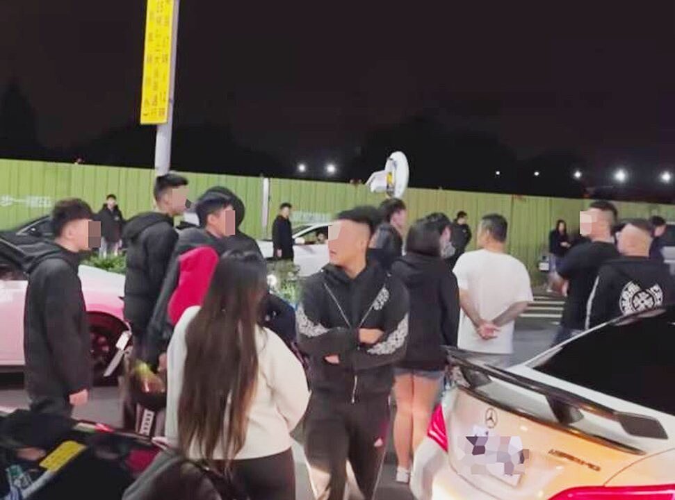 中壢凌晨聚集飆車族假日飆車,警方動員取締,飆車族分散逃竄,查獲改裝汽車及闖紅燈各1件。圖/取自threads