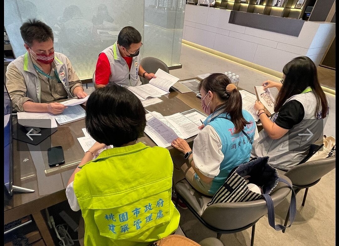 桃園市消保官和地政局聯手稽查預售屋契約是否合法。圖/法務局提供