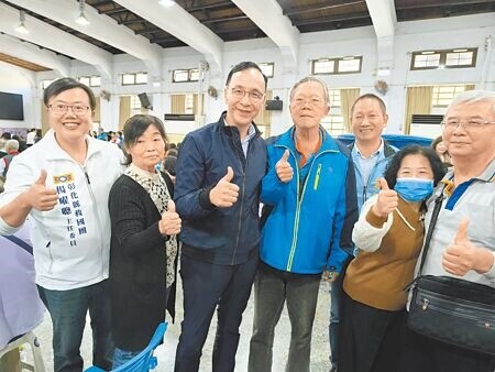 
國民黨主席朱立倫（左三）7日出席國民黨彰化縣黨部黨慶活動，針對民進黨一直阻擋《財劃法》修法，朱立倫痛批民進黨在立法院只會吵鬧、阻擋討論，不願表決。（李京昇攝）
