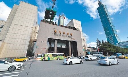 
台北市政府市政大樓今年啟用滿30年，為落實淨零排放，預計於市府地下1樓停車場增設電動車充電樁18座。（丁上程攝）
