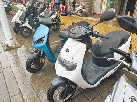 
基隆市環保局近日提出公益青年電動機車3.0方案，申請條件為20至45歲基隆市民，須汰舊換新，每月限申請1000輛。圖為基隆電動機車專案車款。（徐佑昇攝）
