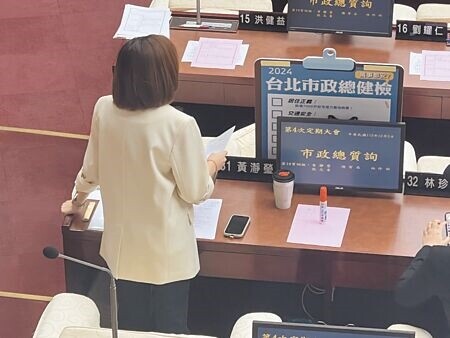 
台北市民眾黨議員黃瑩質疑北市對於電動車、鋰電池管理屬「法律真空」，甚至是無政府狀態。（張珈瑄攝）
