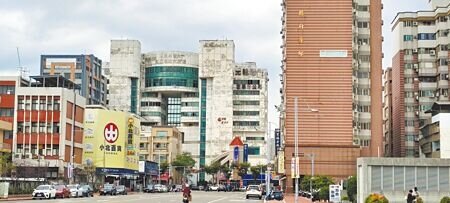 
苗栗縣內超過4、50年以上的老舊建築相當多，尤其是頭份市、竹南鎮、苗栗市等重點都會區域，因台積電竹南先進封測6廠及桃竹苗大矽谷計畫科學園區擴大等議題，房價持續攀高。（謝明俊攝）
