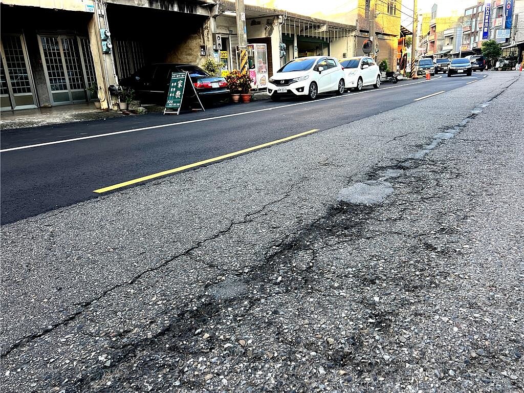 桃園市大園區大園里中山北路單線道,因今年初進行瓦斯管線工程,將路面重新刨鋪,但另側車道因年久失修殘破不堪,甚至出現近10公分、深6公分的長形凹陷。市議員徐其萬辦會勘要求緊急補強、全面重鋪。圖/徐其萬提供