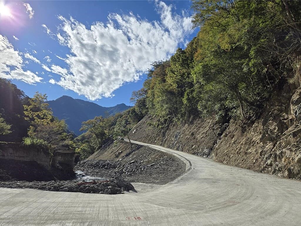 尖石鄉司馬庫斯為全速搶修遭颱風破壞的聯外道路，20日前禁止外車進入。圖／尖石鄉公所提供