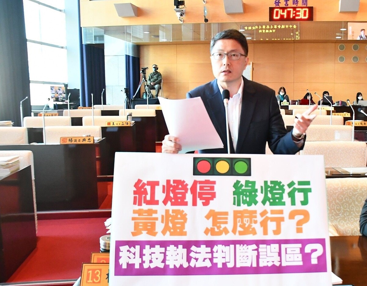 台中市議員林德宇關心大里區2處新設科技執法路口,4個月開了7412張罰單,其中一半是闖紅燈。圖/林德宇提供