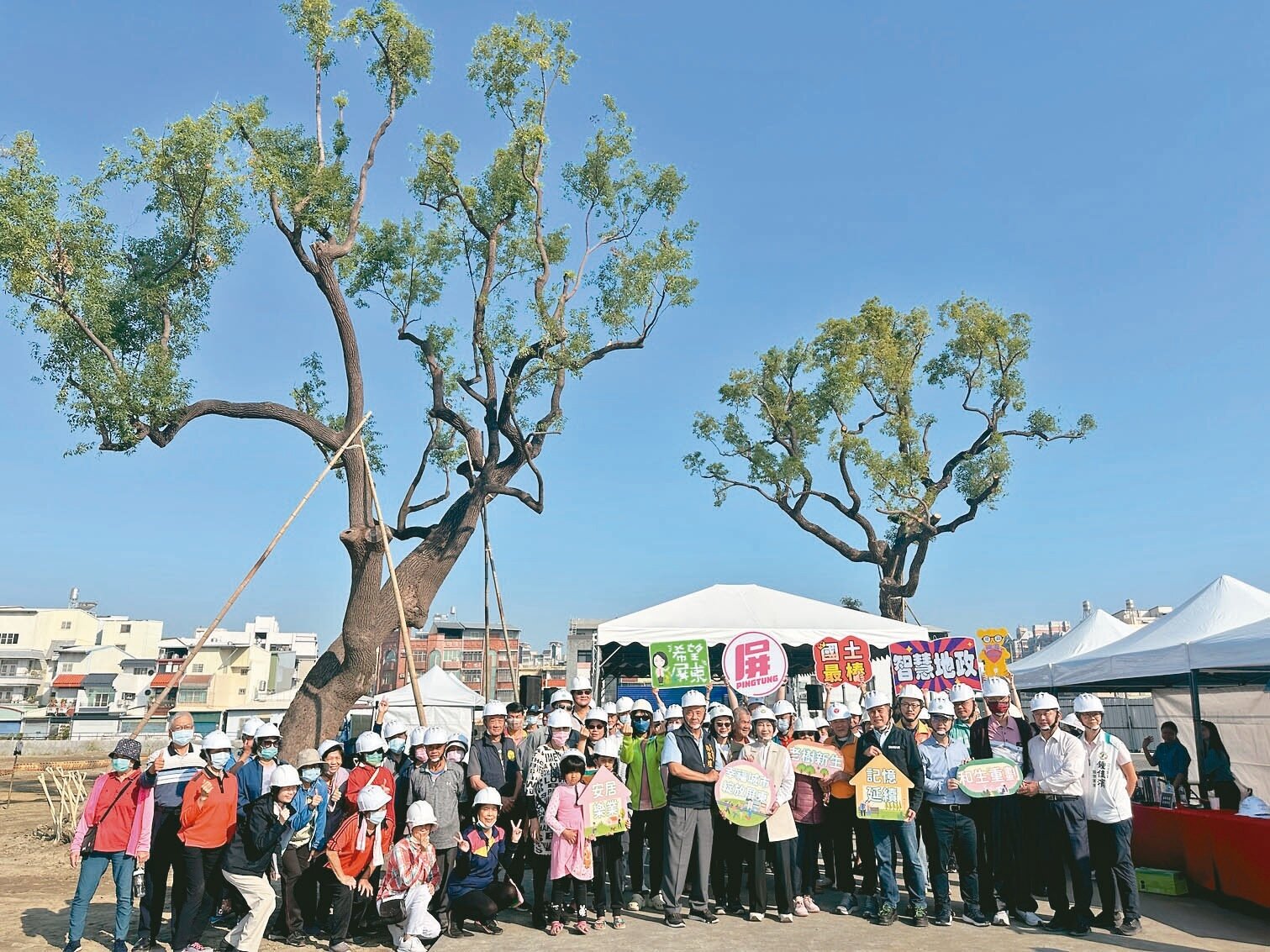 屏東縣長周春米昨出席和生市地重劃區移植典禮，與當地新生里民一起見證老樹新生。 記者劉星君／攝影 