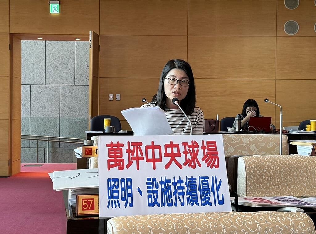 台中中央球場占地逾萬坪,籃、排球場夜間使用率相當高,市議員張廖乃綸要求增加照明設施。圖/張廖乃綸提供