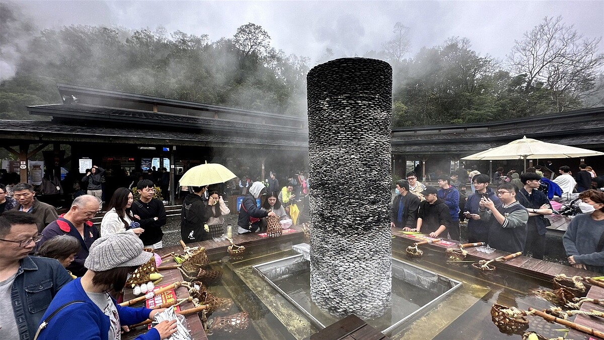 入冬後清水地熱人氣越來越旺，每逢假日屢屢中午就開啟總量管制。圖／宜蘭縣府工商旅遊處提供