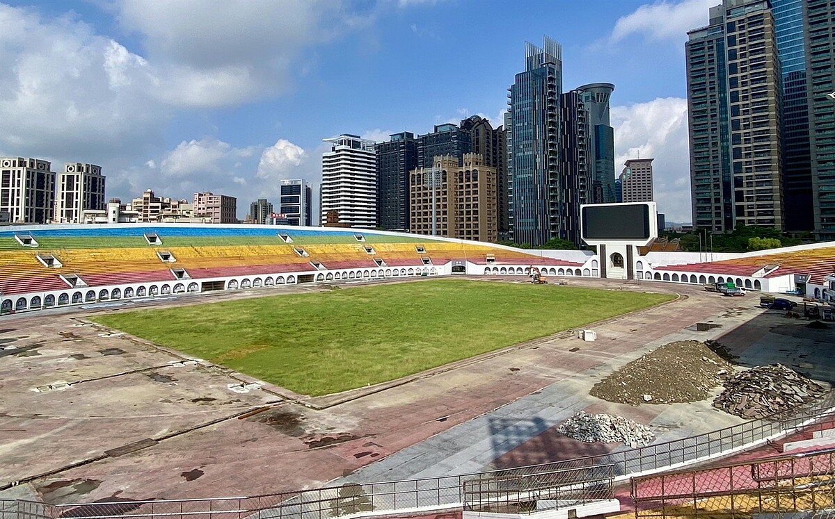 板橋第一運動場預計最快2026年可辦演唱會,目前進行田徑場跑道整修工程,預計明年初完成。圖/新北體育局提供