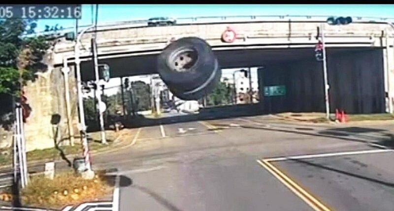 一個巨大輪胎從台61快速道路掉下,一路滾彈進一民宅倉庫,神奇又爆笑,但到底在多大危險,物理老師解分曉。圖/記者蔡維斌翻攝