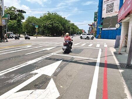 台南市政府大力推動路口優化工程,在多處易壅塞路口增設左轉專用車道。(洪榮志攝)