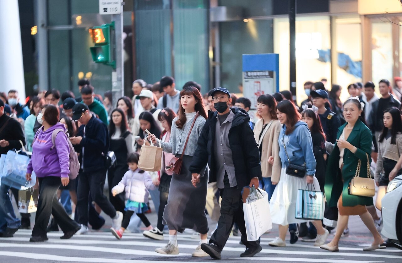 明天起溫度回升並持續到周三,周四東北季風再增強、水氣也增加,周四、周五雨區擴大,周六冷空氣南下,其強度有機會達大陸冷氣團等級,預估北部低溫可下探10度。記者余承翰/攝影