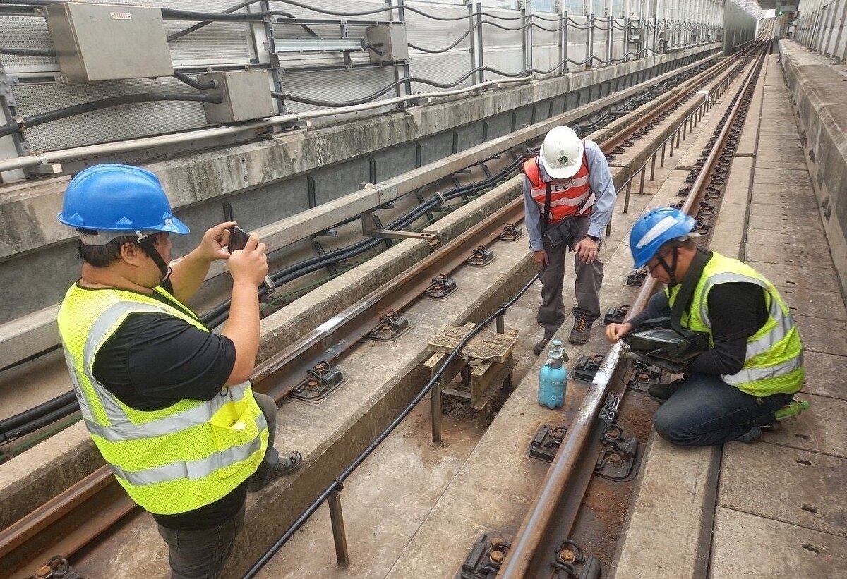 新北環狀線因地震導致9跨位鋼箱梁位移、139項設施受損，復原工程如火如荼推進，工期從14個月縮短為8個月達陣，本月底可全線復駛。圖／新北捷運局提供