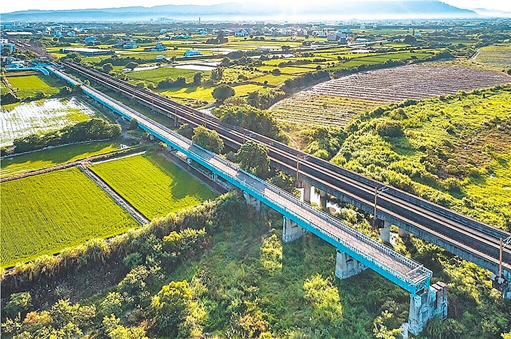 台中市歷史建築「舊大安溪橋」3年前完成修復,但斷橋銜接工程仍未有進展,地方盼先點燈活化橋梁。市府觀旅局表示,今年底前將完成委託研究案,再評估後續處理方式。圖/台中市政府提供