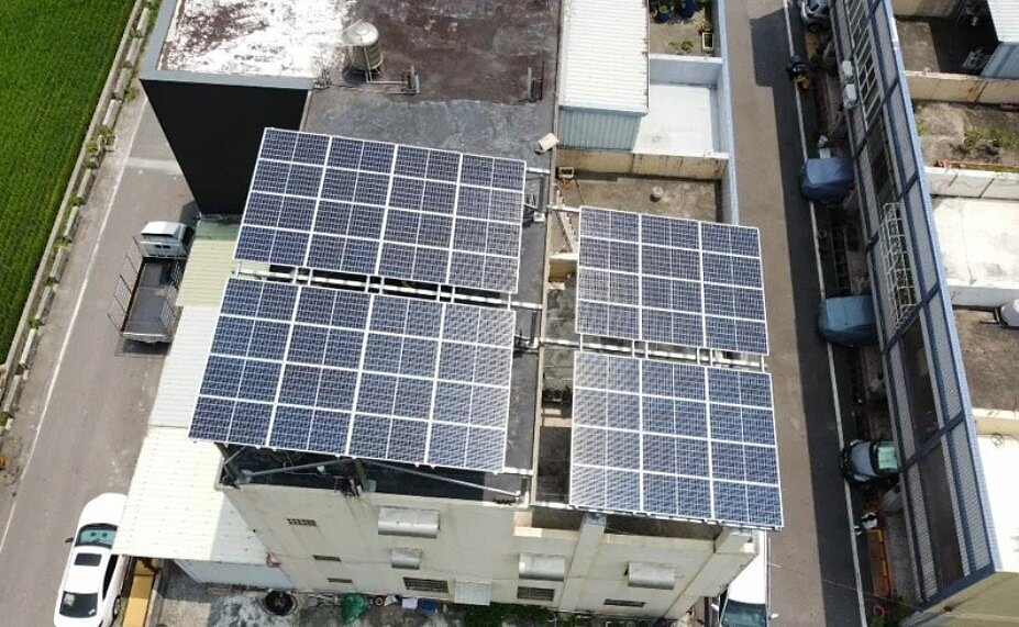 彰化縣政府配合行政院政策鼓勵家戶設置屋頂太陽光電,再加碼補助,每案將可獲中央與縣府最高40萬元補助。圖/縣府提供