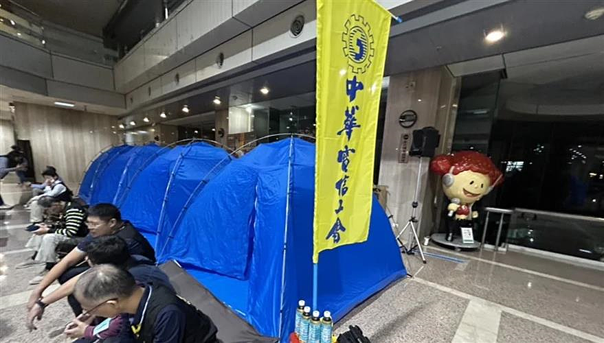 中華電信勞資昨協商破局，中華電信工會5號晚間起啟動無限期夜宿抗爭，盼公司盡快有善意回應。(圖／中華電信工會提供)