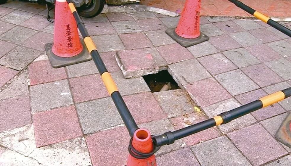 北市今年人行道預算創新高,待施工仍有758件,市長蔣萬安指示副市長張溫德針對758條列優先順序,縮短期程。圖/北市議員李明賢辦公室提供