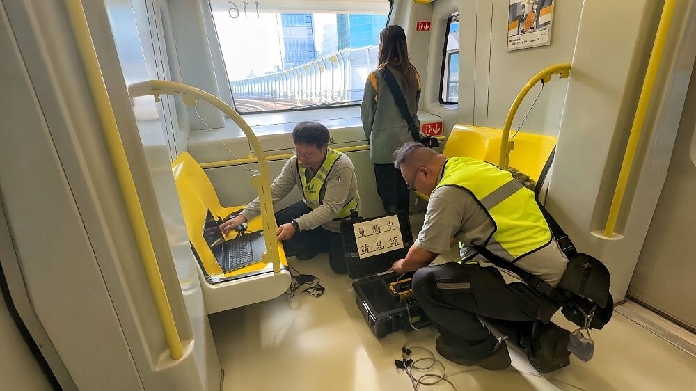 新北環狀線車廂動搖測試。〈新北捷運公司提供〉
