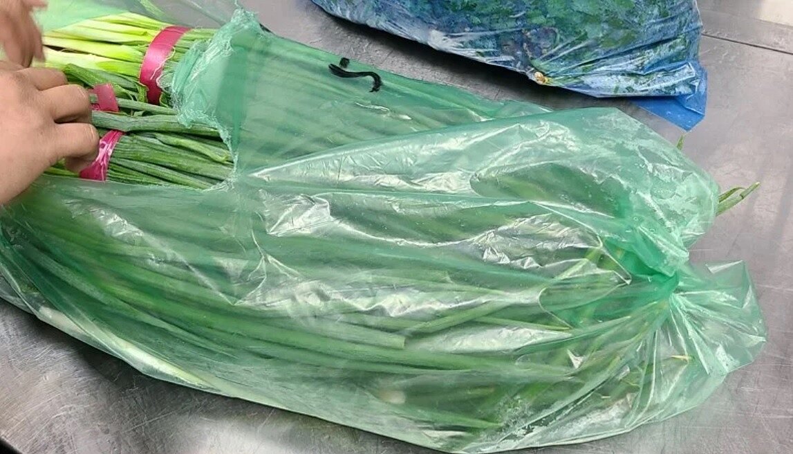 北市10月專案稽查火鍋連鎖店等餐廳,其中60件火鍋常見食材發現有10件產品不合格,包含青江菜、蔥、花生粉等產品,餐廳包含辛殿、Mo-Mo-Paradis等連鎖店家,衛生局已要求業者下架不得販售。圖/北市衛生局提供