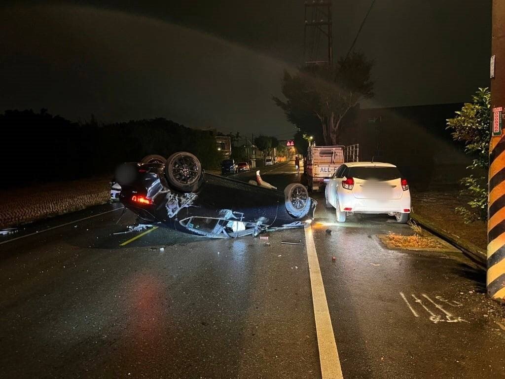 余男酒駕擦撞2車,自己的小客車也翻覆在路中。圖:讀者提供