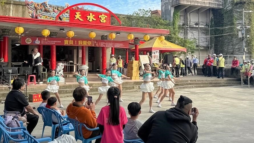 台北市傑出市民協會在11月30日舉行「寶貝!我愛你公益活動」,邀請眾多親子家庭參加,讓感情更加深溫。圖/永慶房產集團提供
