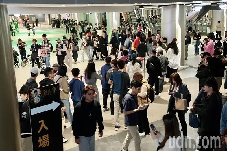台北大巨蛋首場演唱會晚間開始一連四天。為疏散進場人流,提早二個多小時開放進場。圖/記者黃義書攝影