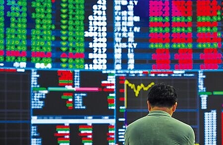 近期資金明顯轉向布有金融股的台股ETF。圖∕本報資料照片