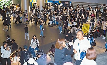 
天王周杰倫8日結束一連4天的台北大巨蛋演唱會，除了周邊車輛違停嚴重、黃牛檢舉超過3600件，甚至有附近居民感受到住處搖動。圖為歌迷排隊等待進場參加演唱會。（本報資料照片）
