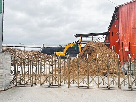 
花蓮縣花蓮市美崙工業區1家固態再生燃料（SRF）製造廠11月中發生火警，火勢撲滅後內部堆置物料持續悶燒迄今，引發民眾對空氣汙染疑慮。（羅亦攝）
