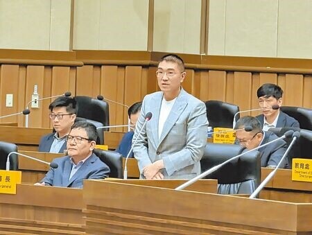 
基隆市政府明年編列800萬元將打造「室內寵物樂園」，經議會審查僅保留科目通過150萬元規畫設計費，市長謝國樑（前右）表示，市府會依議會決議，完成相關規畫後再向議會報告。（張志康攝）
