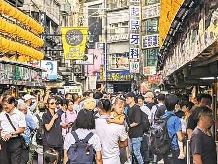 
配合基隆市政府推動騎樓整平工程，基隆市仁三路廟口商圈將自10日起休市13天，愛四路夜市不受影響。（張志康攝）
