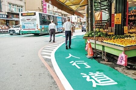 
交通部盤點全國行人事故熱點，新竹縣有13處列為優先改善路口，需在年底完成，縣府交旅處經過不斷溝通後克服難題，新畫設人行道等設施日前全部達標完成。（羅浚濱攝）
